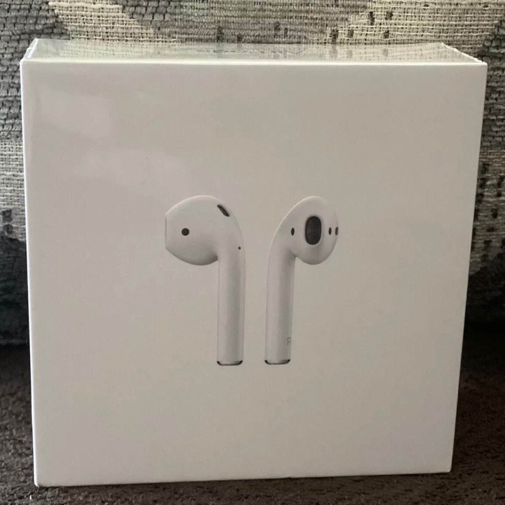 SEALED ! AirPod 2nd gen wireless charging case